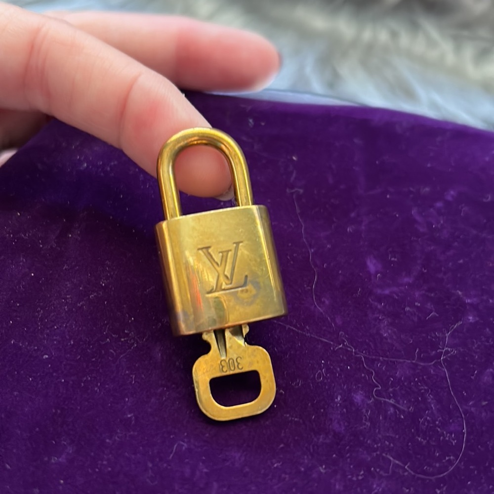 #️⃣3️⃣0️⃣3️⃣ Authentic LV Lock & Key - Picture 8 of 8